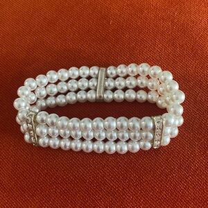 Triple pearl bracelet connected with decorations